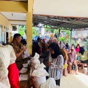 Melalui Program Berkelanjutan, BULOG Salurkan Bantuan Pangan untuk Warga Mekar Jaya