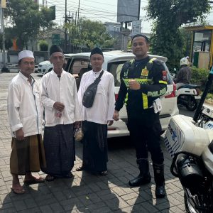 Terpisah dari Rombongan Haul, Lansia 90 Tahun Asal Mojokerto Berhasil Dipertemukan Kembali Bertemu Keluarga oleh Polres Gresik