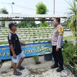 Dari Lahan Sempit ke Panen Produktif : Bhabinkamtibmas Kedurus Dampingi Petani Hidroponik Wujudkan Ketahanan Pangan dan Kesejahteraan Warga