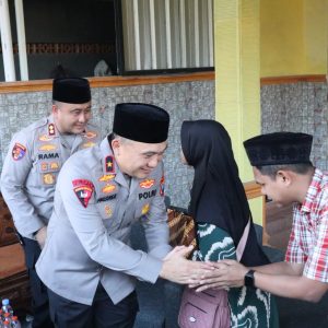 Wakapolda Jatim dan Kapolres Gresik Takziah ke Keluarga Kusaeni, Wujud Nyata Kepedulian Polri