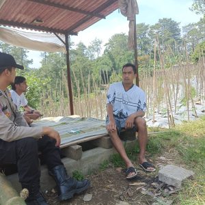 Bhabinkamtibmas Desa Gendro Tinjau Tanaman Cabai dalam Program Pekarangan Pangan Bergizi