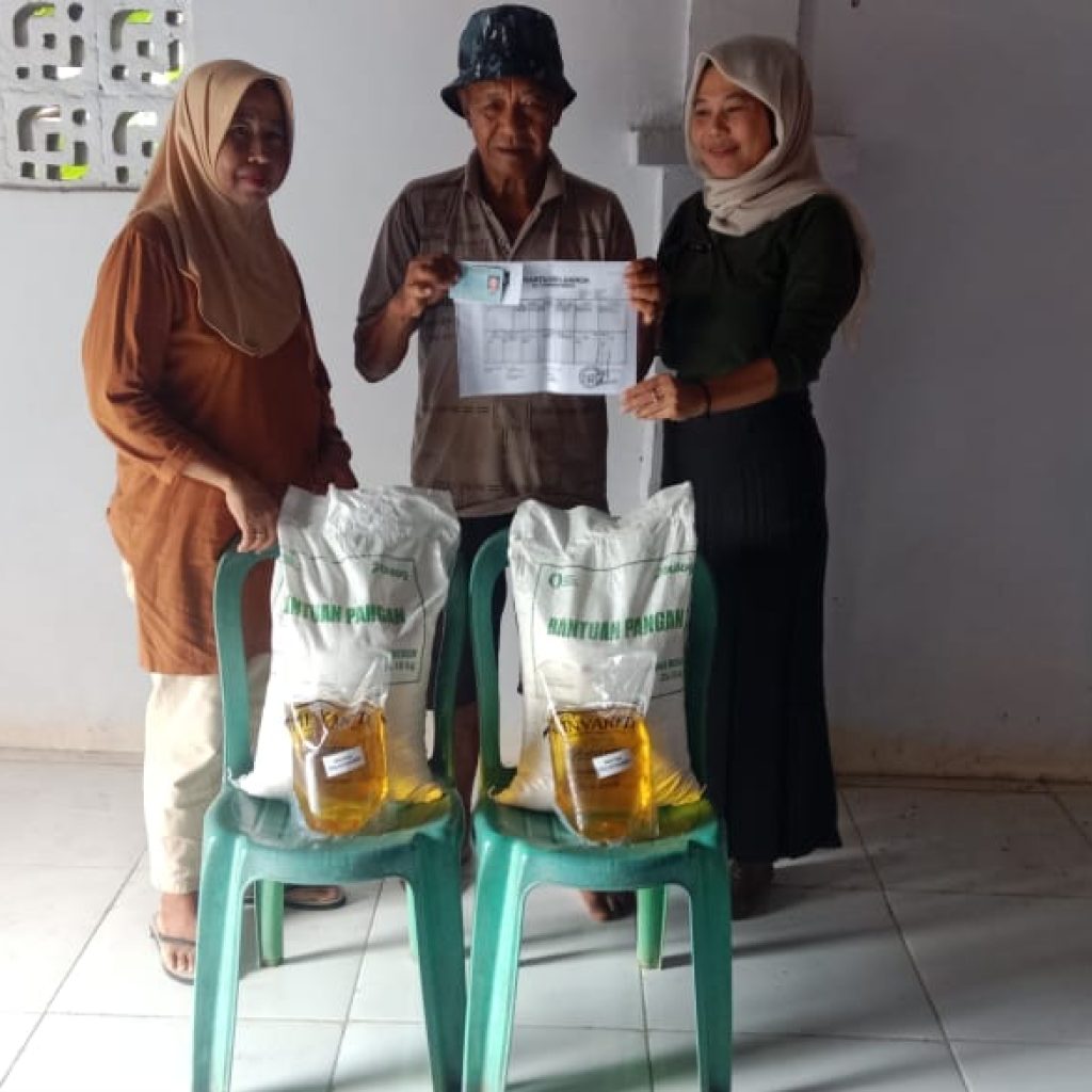 Penyaluran Bantuan Pangan Beras Dan Minyak Goreng Di Kelurahan Kalabbirang