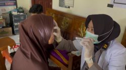Polres Pangkep Melaksanakan Giat Skrining Penyakit Mata Dan Pembagian Kaca Mata Baca Gratis Di Pulau Kulambing