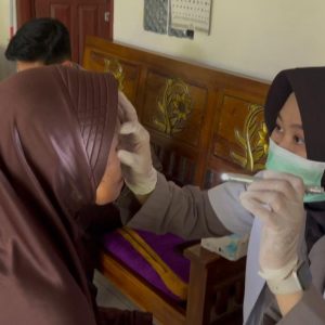 Polres Pangkep Melaksanakan Giat Skrining Penyakit Mata Dan Pembagian Kaca Mata Baca Gratis Di Pulau Kulambing