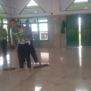 Sat Lantas Polres Pangkep Bersama Bhabinkamtibmas Gelar Bakti Religi di Masjid Dakwahtul Haq Jelang Hari Bhayangkara Ke-80