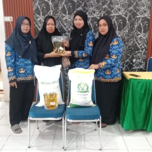 Penyaluran Bantuan Pangan Beras Dan Minyak Goreng Di Kelurahan Jagong