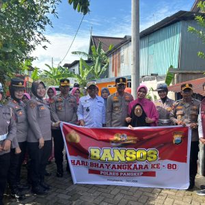 Kapolres Pangkep Bersama Ketua Bhayangkari Cabang Pangkep Salurkan Bansos Sambut HUT Bhayangkara Ke-80