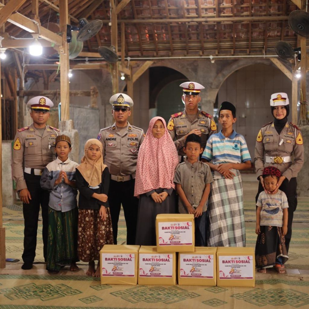 Polres Gresik Peduli Sesama, Satlantas Gelar Polantas Menyapa Salurkan Bantuan Sosial Bersama Taruna Akpol kepada Warga dan Panti Asuhan
