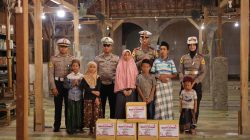 Polres Gresik Peduli Sesama, Satlantas Gelar Polantas Menyapa Salurkan Bantuan Sosial Bersama Taruna Akpol kepada Warga dan Panti Asuhan