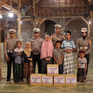 Polres Gresik Peduli Sesama, Satlantas Gelar Polantas Menyapa Salurkan Bantuan Sosial Bersama Taruna Akpol kepada Warga dan Panti Asuhan