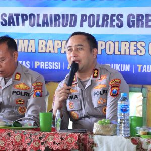 Dengar Aspirasi Nelayan Pesisir, Kapolres Gresik Gelar Jangkar, Bakti Kesehatan dan Salurkan Bantuan Keselamatan Laut