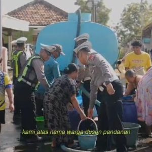 Sambut Hari Bhayangkara ke-80, Satlantas Polres Gresik Salurkan Bantuan Air Bersih untuk Warga Desa Pandanan