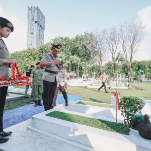 Polda Jatim Ziarah dan Tabur Bunga di TMP, Kenang Jasa Pahlawan Jelang Hari Bhayangkara ke-80