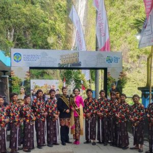 Giat Siraman Sedudo Disporabudpar Nganjuk Diwarnai Puluhan Stand Banner Bank Jatim, Pesanan sponsor kah?
