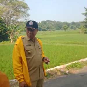 Perbaikan Jembatan Penghubung Desa Mekar Jaya dan Desa Palasari Dilaksanakan Secara Gotong Royong