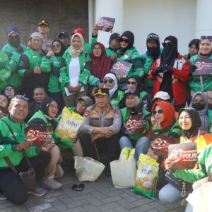 Polrestabes Surabaya Salurkan Paket Sembako untuk Warga di Hari Bhayangkara ke- 80