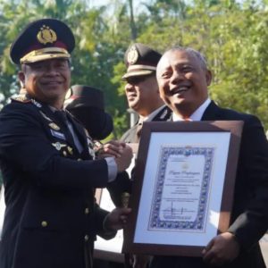 Apresiasi Kepemimpinan Responsif, Kapolrestabes Surabaya Serahkan 6 Penghargaan Sekaligus Kepada AKBP Edy Herwiyanto