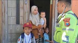 Satlantas Polres Gresik Bantu Siswa SD Kebingungan Saat Pulang Sekolah, Langsung Diantar ke Rumah Orang Tua Lega