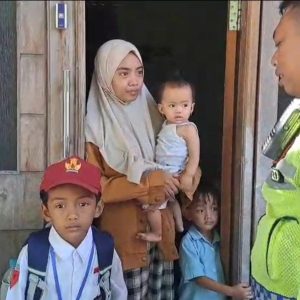 Satlantas Polres Gresik Bantu Siswa SD Kebingungan Saat Pulang Sekolah, Langsung Diantar ke Rumah Orang Tua Lega