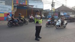 Urai Kepadatan Jam Kerja, Polsek Pasar Kemis Gelar Pengaturan Lalu Lintas di Perempatan Jembatan Kuning