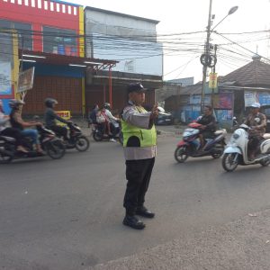 Urai Kepadatan Jam Kerja, Polsek Pasar Kemis Gelar Pengaturan Lalu Lintas di Perempatan Jembatan Kuning