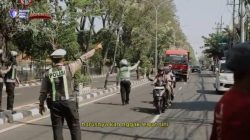 Penegakan Hukum di Gresik, Satlantas Tilang Truk yang Nekat Melintas di Jalur Dalam Kota