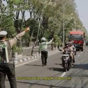 Penegakan Hukum di Gresik, Satlantas Tilang Truk yang Nekat Melintas di Jalur Dalam Kota