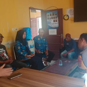 Melalui Problem solving, Bhabinkamtibmas Polsek Pangkajene bersama Lurah Tekolabbua melakukan mediasi di Kantor Kelurahan.