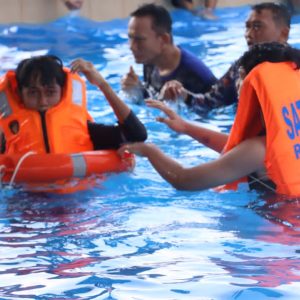 Satpolairud Polres Lamongan Bekali Santri Keterampilan Berenang dan Penyelamatan di Perairan