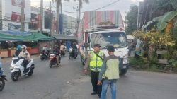 Polisi Hadir Sejak Pagi, Polsek Pasar Kemis Pastikan Arus Lalu Lintas Tetap Lancar