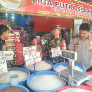 BHABINKAMTIBMAS KELURAHAN MAPPASAILE POLSEK PANGKAJENE, BERSINERGI DENGAN 3 PILAR MEMANTAU HARGA BERAS