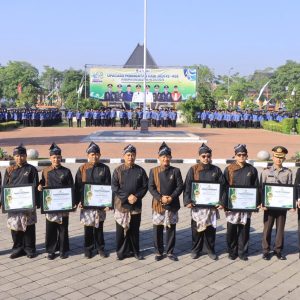Kapolres Madiun Terima Penghargaan dari Bupati Madiun atas Dedikasi Menjaga Kondusivitas Kabupaten Madiun