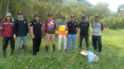 Kades Mekar Jaya Purwahidin, SE Turun Langsung Gotong Royong Bersihkan Lapangan Tanah Merah RKU, Persiapan Turnamen Sepak Bola Antar RT HUT RI ke-81