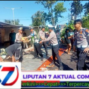 Cepat Tanggap! Sat Lantas Polres Pangkep Bersama Masyarakat dan Pengguna Jalan Evakuasi Mobil Terlibat Laka Lantas
