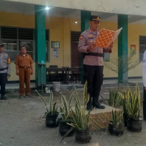 Wakapolsek Pasar Kemis Jadi Pembina Upacara di MTs Al Muawanah, Sampaikan Pesan Bahaya Narkoba dan Kenakalan Remaja