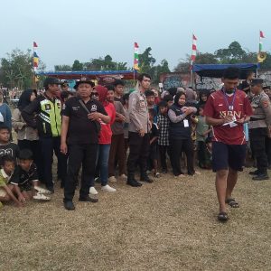 Bhabinkamtibmas Desa Mekar Jaya Bripka Habibi Bersama Personel Polsek Panongan Amankan Turnamen Piala Bergilir KADES CUP 2026