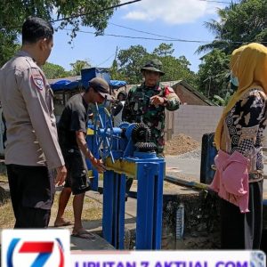 BHABINKAMTIBMAS KELURAHAN PABUNDUKANG BERSAMA TIGA PILAR LAKSANAKAN PEMANTAUAN PENYALURAN AIR IRIGASI DI MUSIM KEMARAU