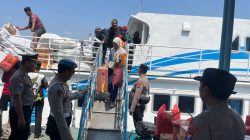 Enam Hari Terkendala Cuaca Buruk, Polsek Kawasan Pelabuhan Gresik Kawal Kedatangan 247 Penumpang KM E.B 6F dari Bawean