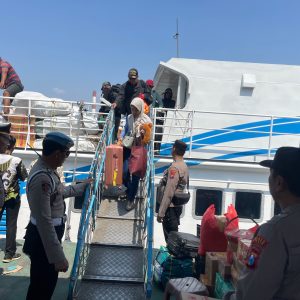 Enam Hari Terkendala Cuaca Buruk, Polsek Kawasan Pelabuhan Gresik Kawal Kedatangan 247 Penumpang KM E.B 6F dari Bawean