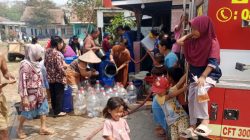 Desa Mekar Jaya Mulai Mengalami Krisis Air Bersih, Damkar Curug Salurkan Bantuan untuk Warga