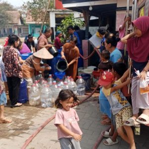 Desa Mekar Jaya Mulai Mengalami Krisis Air Bersih, Damkar Curug Salurkan Bantuan untuk Warga