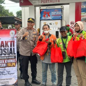 Senyum Ojol Gresik Saat Dapat BBM Gratis, Polsek Kebomas dan YALPK Group Gelar Bakti Sosial