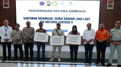 Kapolda Jatim Dampingi Wamenhub Serahkan Santunan Korban KM Mutiara Sentosa II