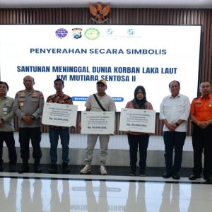 Kapolda Jatim Dampingi Wamenhub Serahkan Santunan Korban KM Mutiara Sentosa II