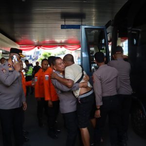 Polres Pelabuhan Tanjungperak Dampingi Korban Peristiwa KM Mutiara Sentosa II, Pastikan Penanganan Maksimal