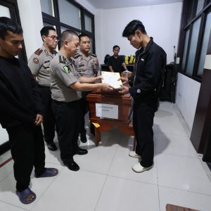 Tim DVI Polda Jatim Serahkan Dua Jenazah Korban KM Mutiara Sentosa II kepada Keluarga
