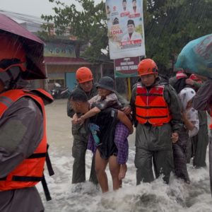 Polri Gerak Cepat Evakuasi Warga Terdampak Banjir di Padang