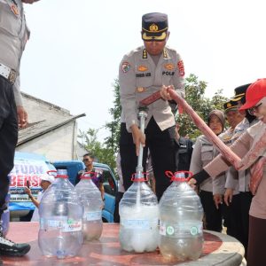 Respons Keluhan Warga Soal Kekeringan, Polresta Tangerang Salurkan Bantuan Air Bersih ke Panongan
