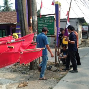 Posbakum Desa Mekar Jaya Bersama Pemdes Pasang Bendera dan Umbul-Umbul, Wujud Aktualisasi Penyuluhan Hukum dan Semangat Kebangsaan