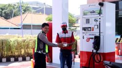 Satlantas Polres Gresik Tebar Kepedulian Lewat Program “Jumat Berkah Berbagi